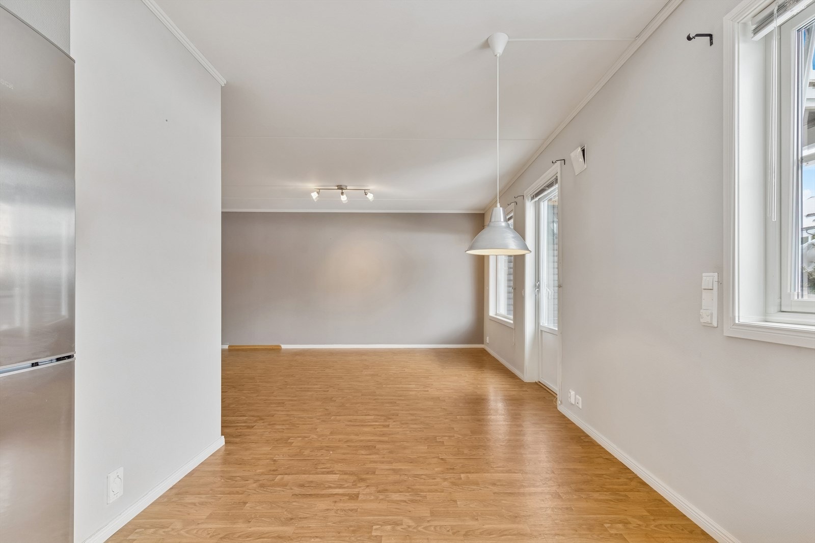 Kjøkken med fin plass for spiseplass ved vinduet. Galleribilde