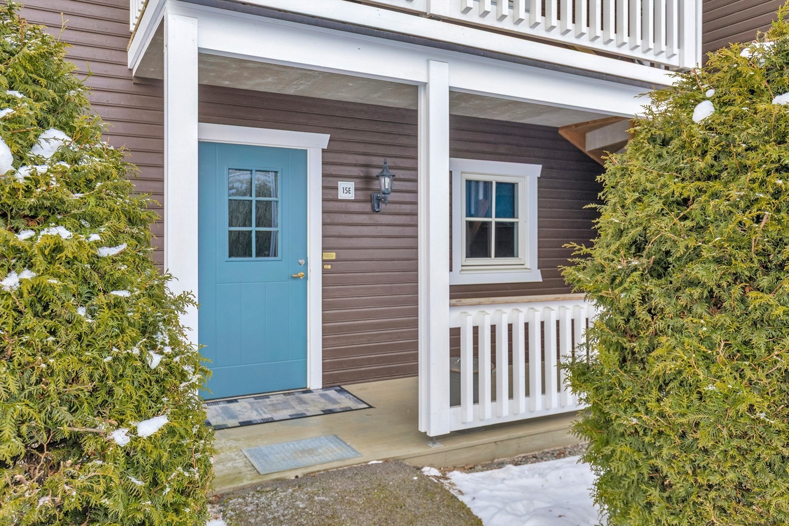 Velkommen- Leiligheten ligger 1.etasje og inngangspartiet har en overbygget østvendt terrasse på 8 m². Galleribilde