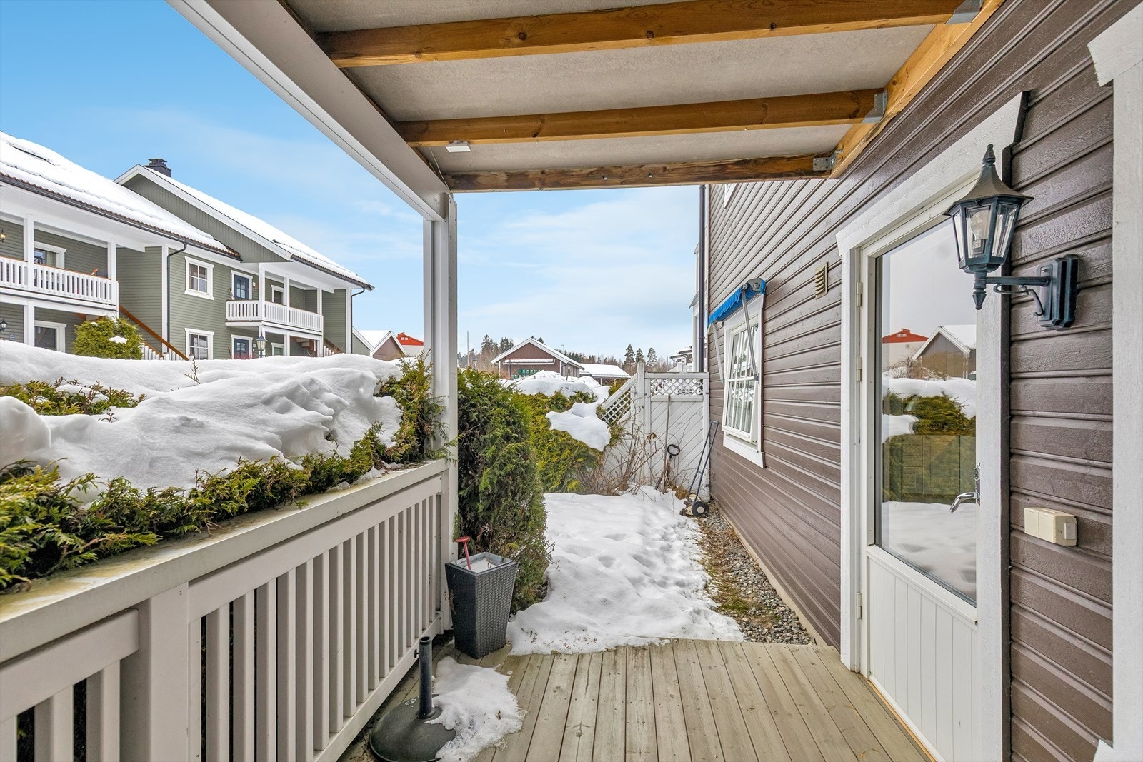 Ute belysning og stikkontakt montert på vegg. Galleribilde