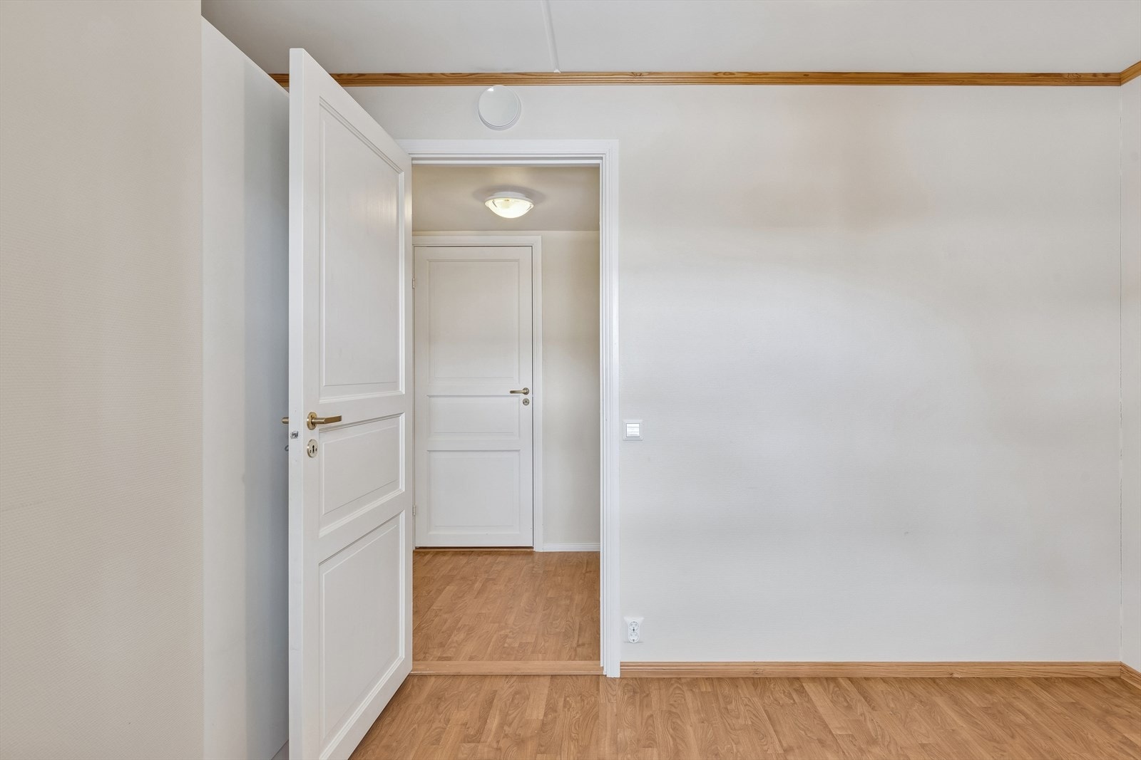 Leilighetens andre soverom passer fint som barnerom, gjesterom eller kontor Galleribilde