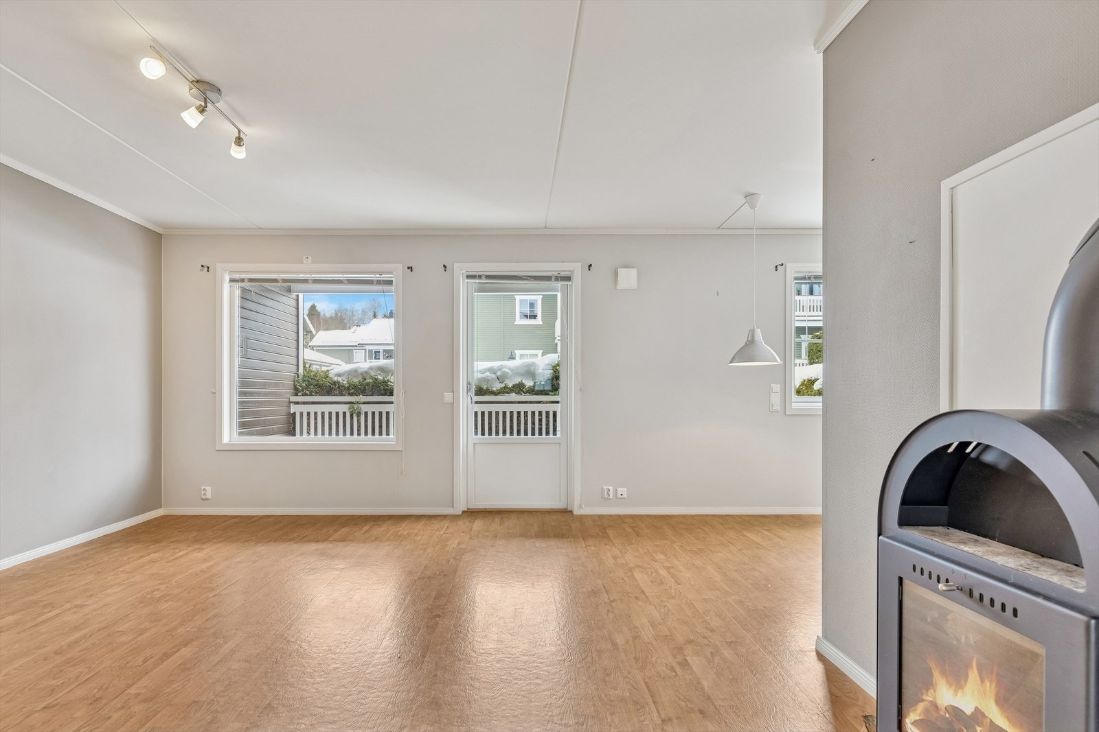 Stuen er i fin størrelse med gode møbleringsmuligheter Galleribilde