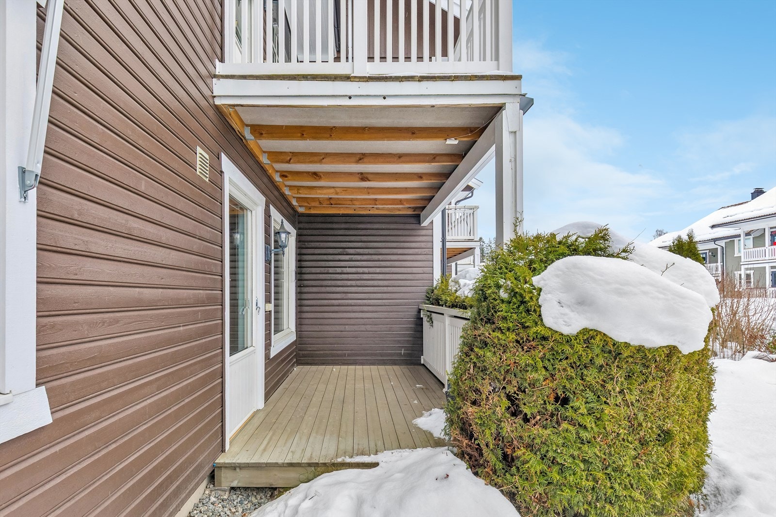 Den vestvendte terrassen på 7 m² har utgang fra stuen og god plass til utemøbler. Galleribilde