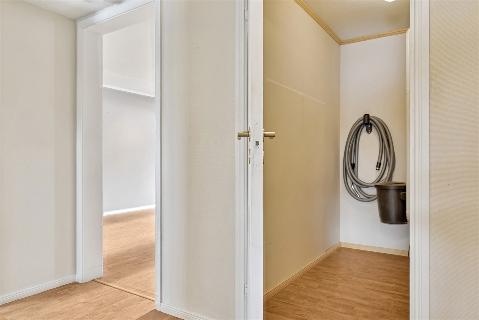 Praktisk innvendig bod med sikringsskap og feieluke. Galleribilde