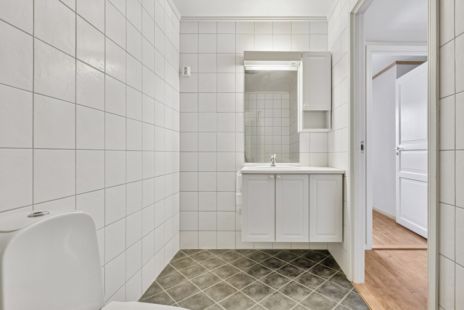 Badet har opplegg for vaskemaskin med rør i rør system. Det er varmekabler i gulv. Galleribilde