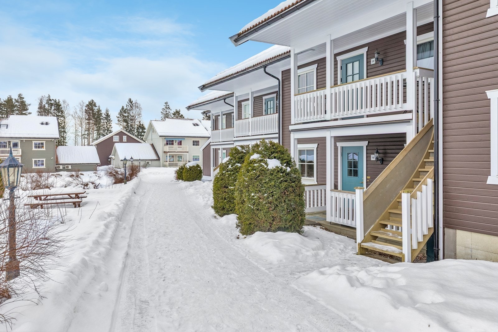 Leiligheten ligger med gangavstand til Neskollen skole og Rema 1000. Galleribilde