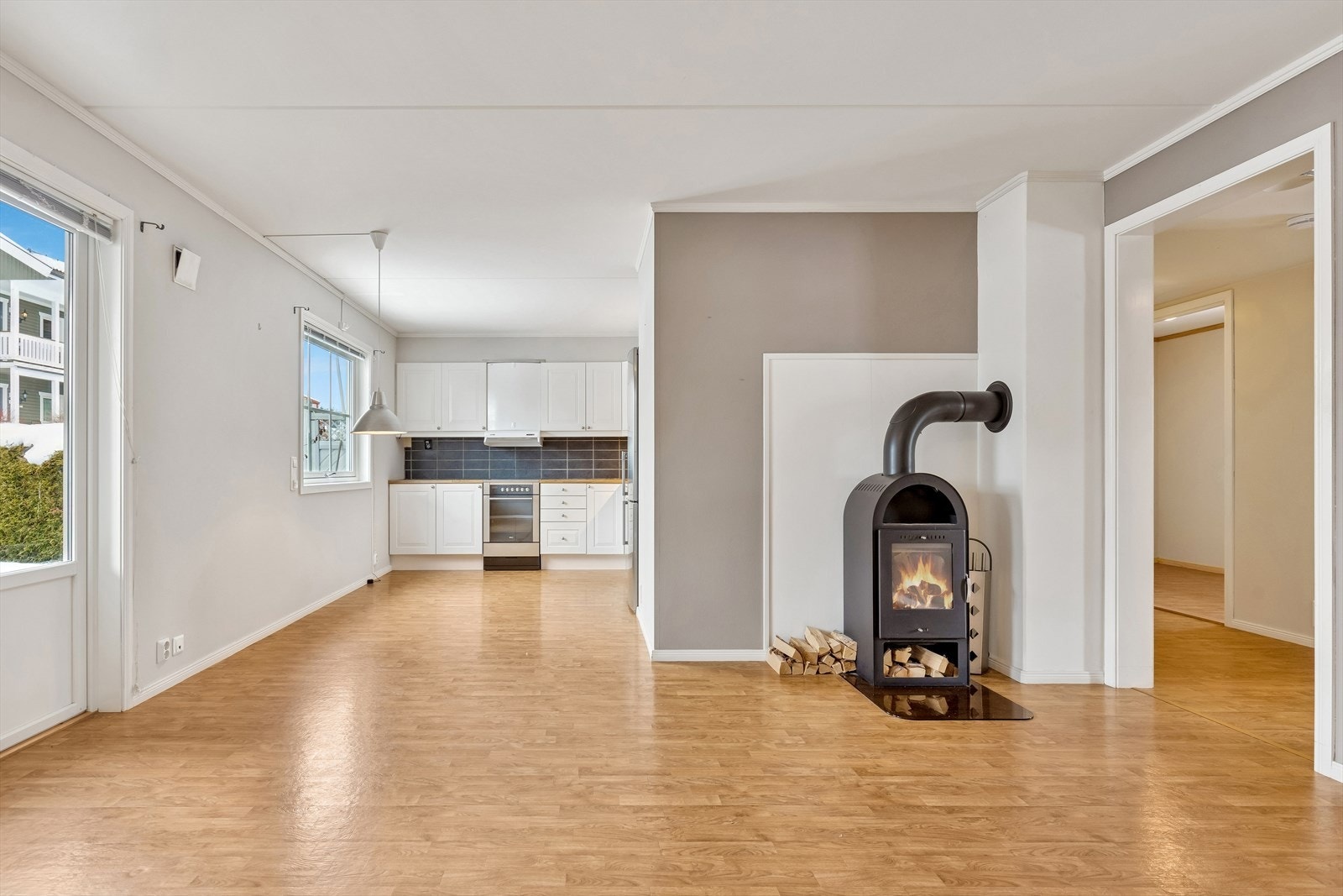 Stuen er i åpen løsning til kjøkkenet Galleribilde