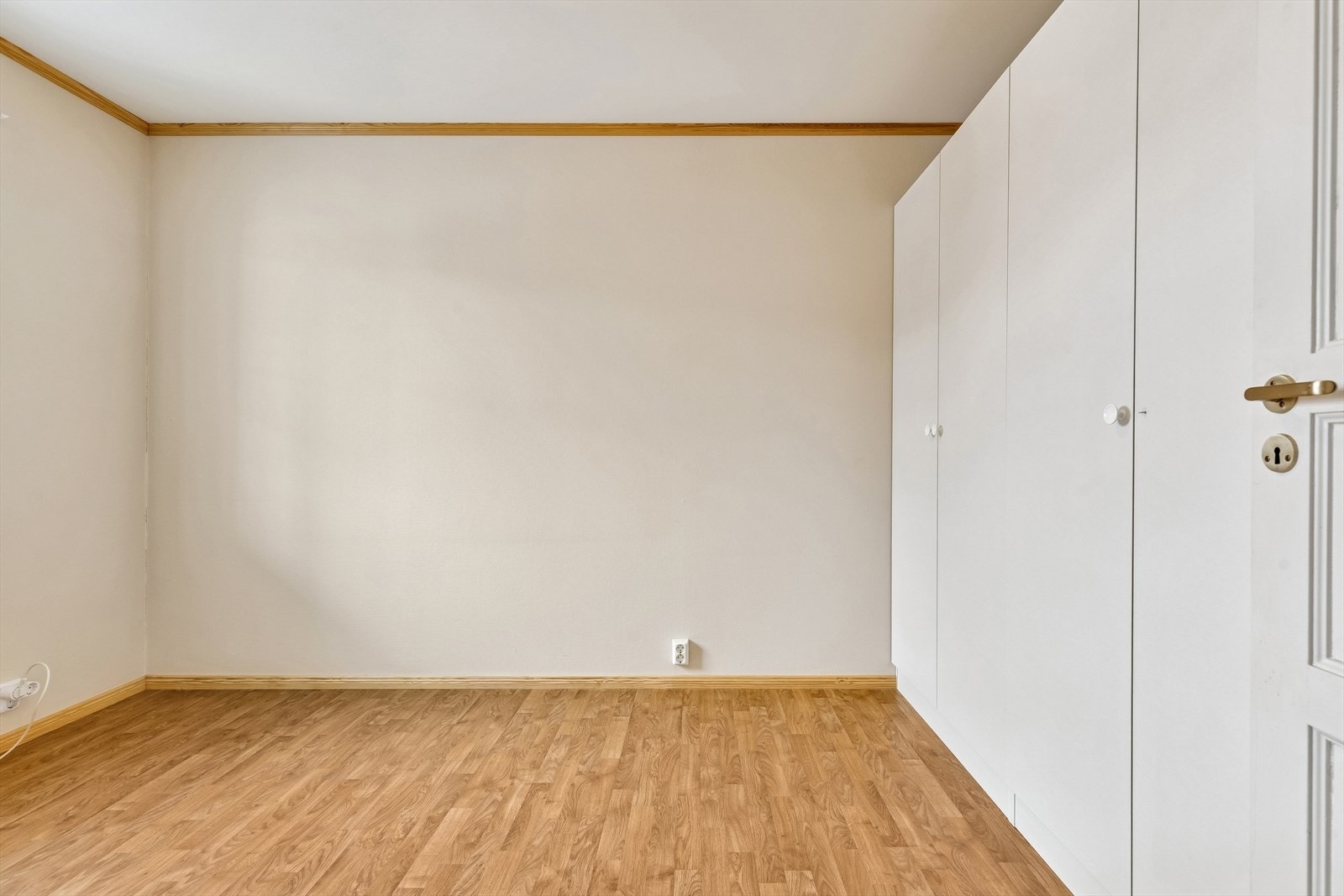 Hovedsoverommet har god plass til dobbeltseng og er utstyrt med en romslig garderobeløsning. Galleribilde