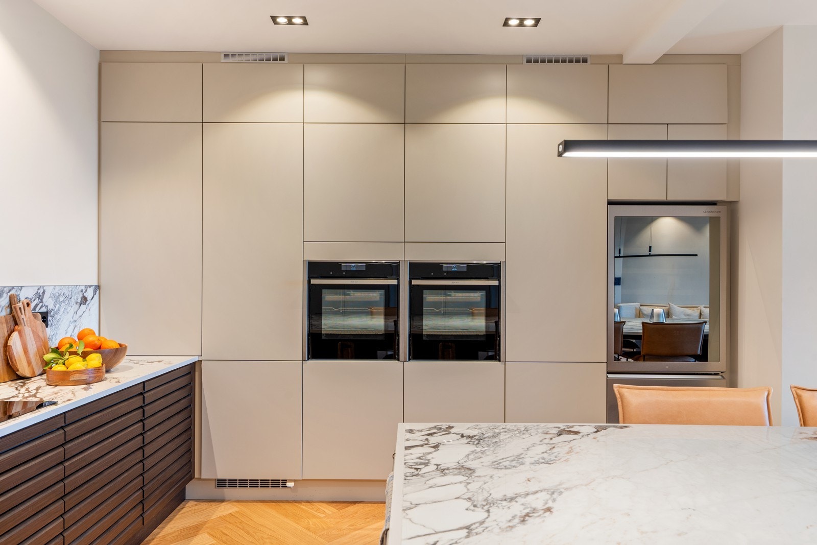 Del av HTH-kjøkkeninnredning med mange spennende detaljer Galleribilde