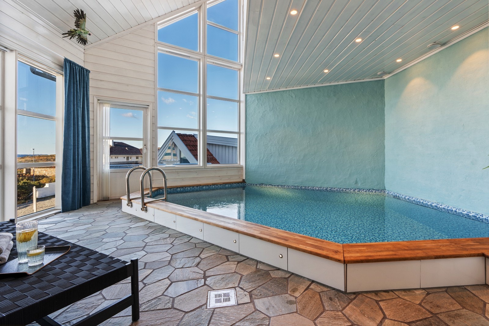 Spaområde med basseng og peis. Galleribilde