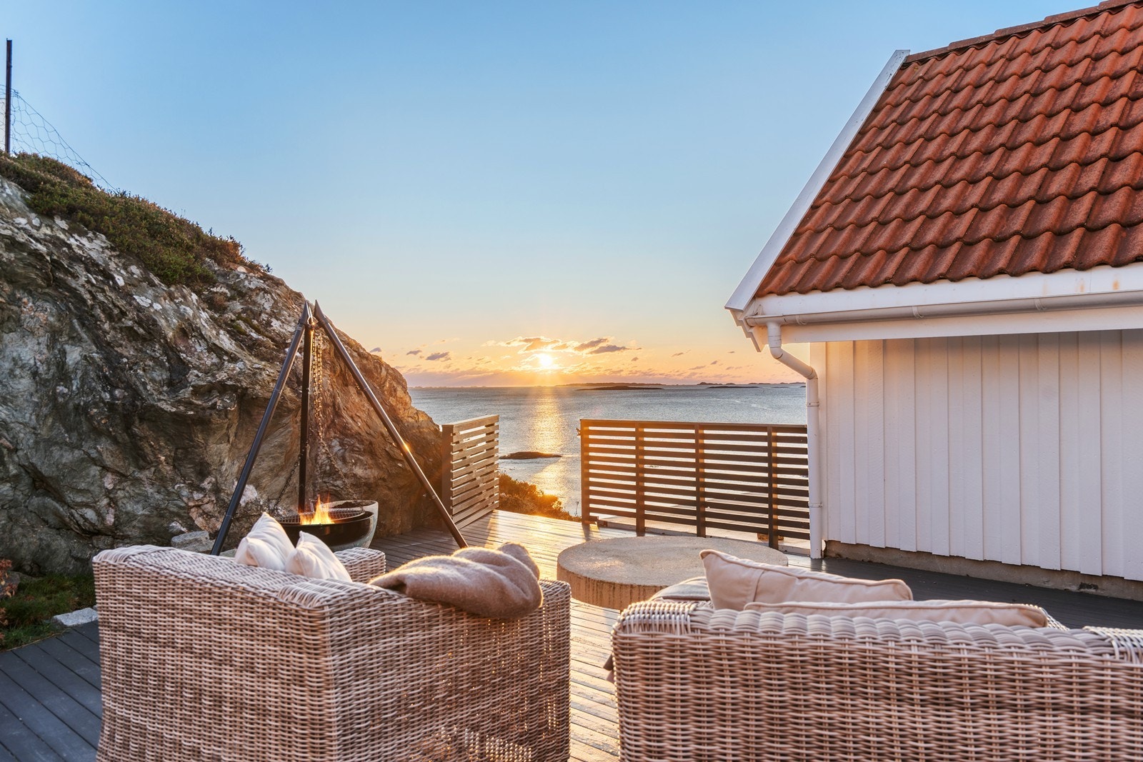 Usjenert og solrik terrassenisje med nydelig utsikt Galleribilde