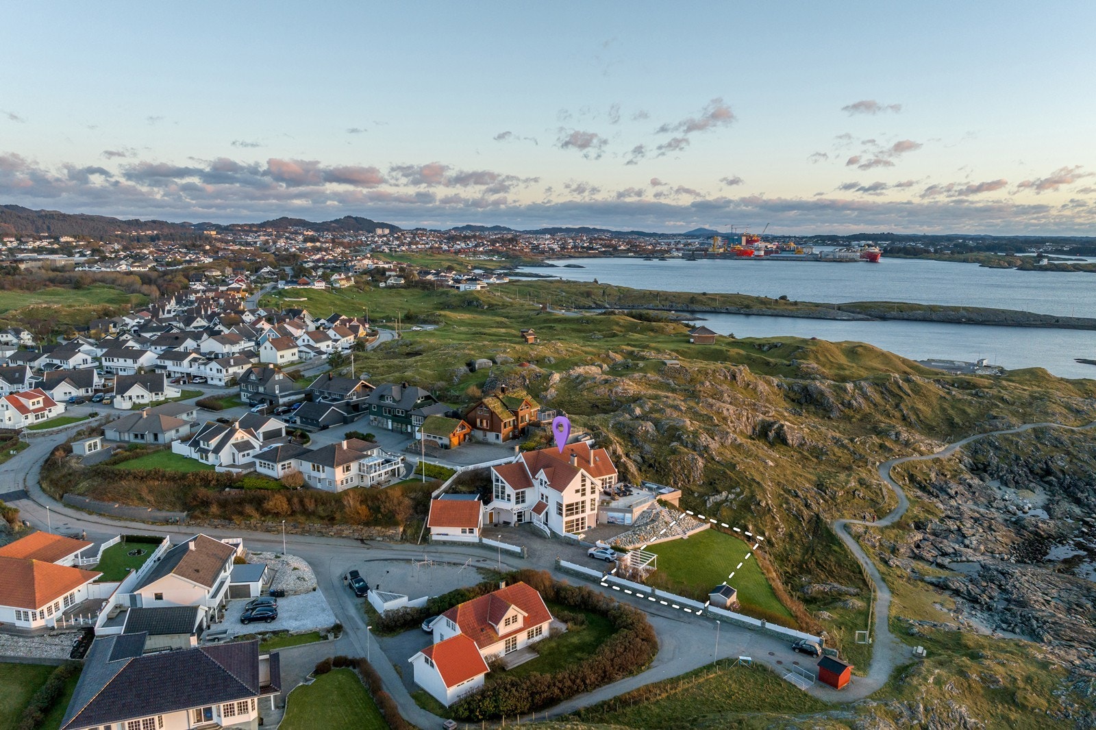 Fasade som viser tomt foran, høyde på ny bolig er ca 1/2 meter under terrassenivå. Galleribilde