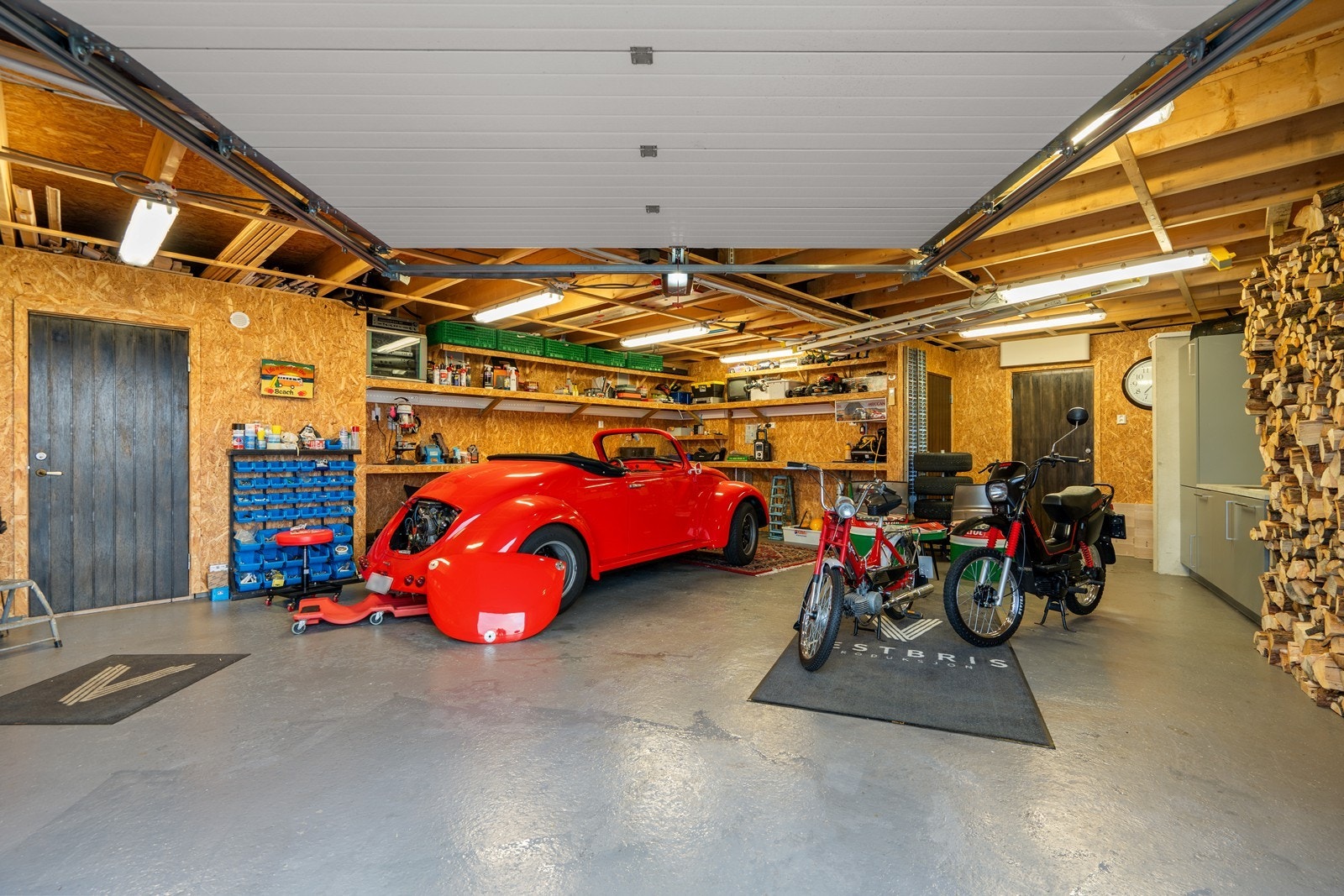 Garasje under terrassen med kjøkkeninnredning, varmepumpe og godt med bodplass Galleribilde