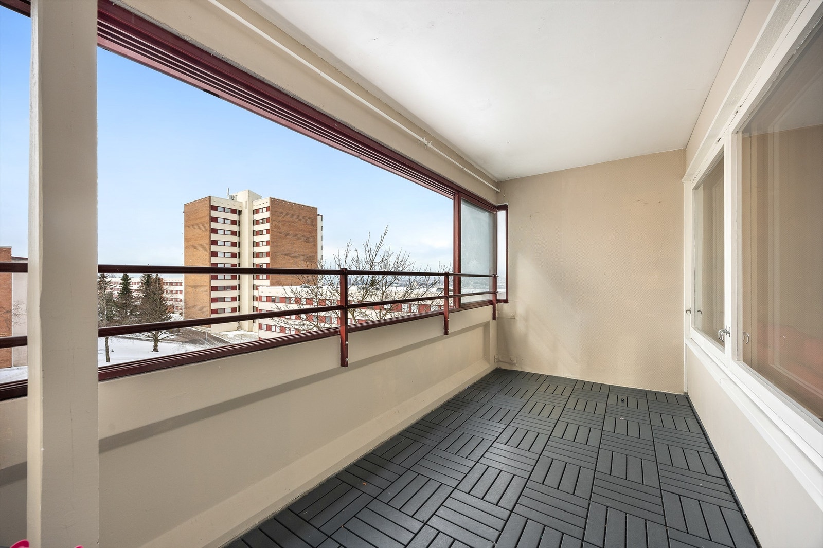 Romslig innglasset balkong som føles som en utvidelse av stuen Galleribilde