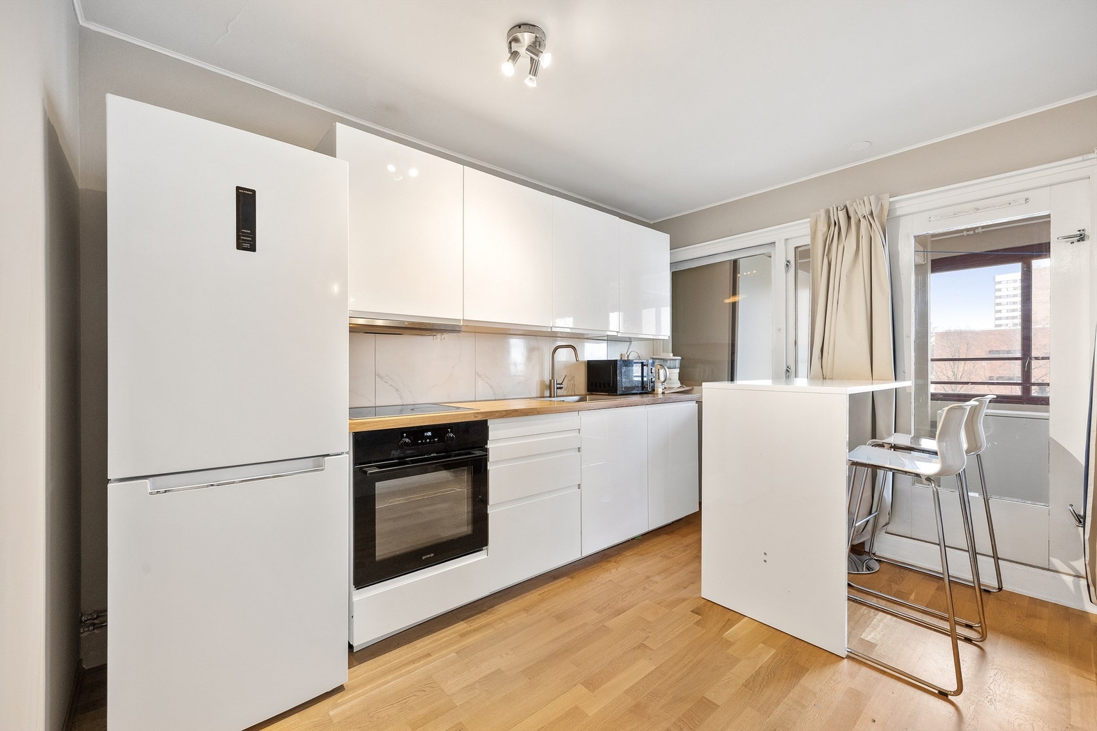 Stilrent kjøkken med integrert platetopp og ovn Galleribilde