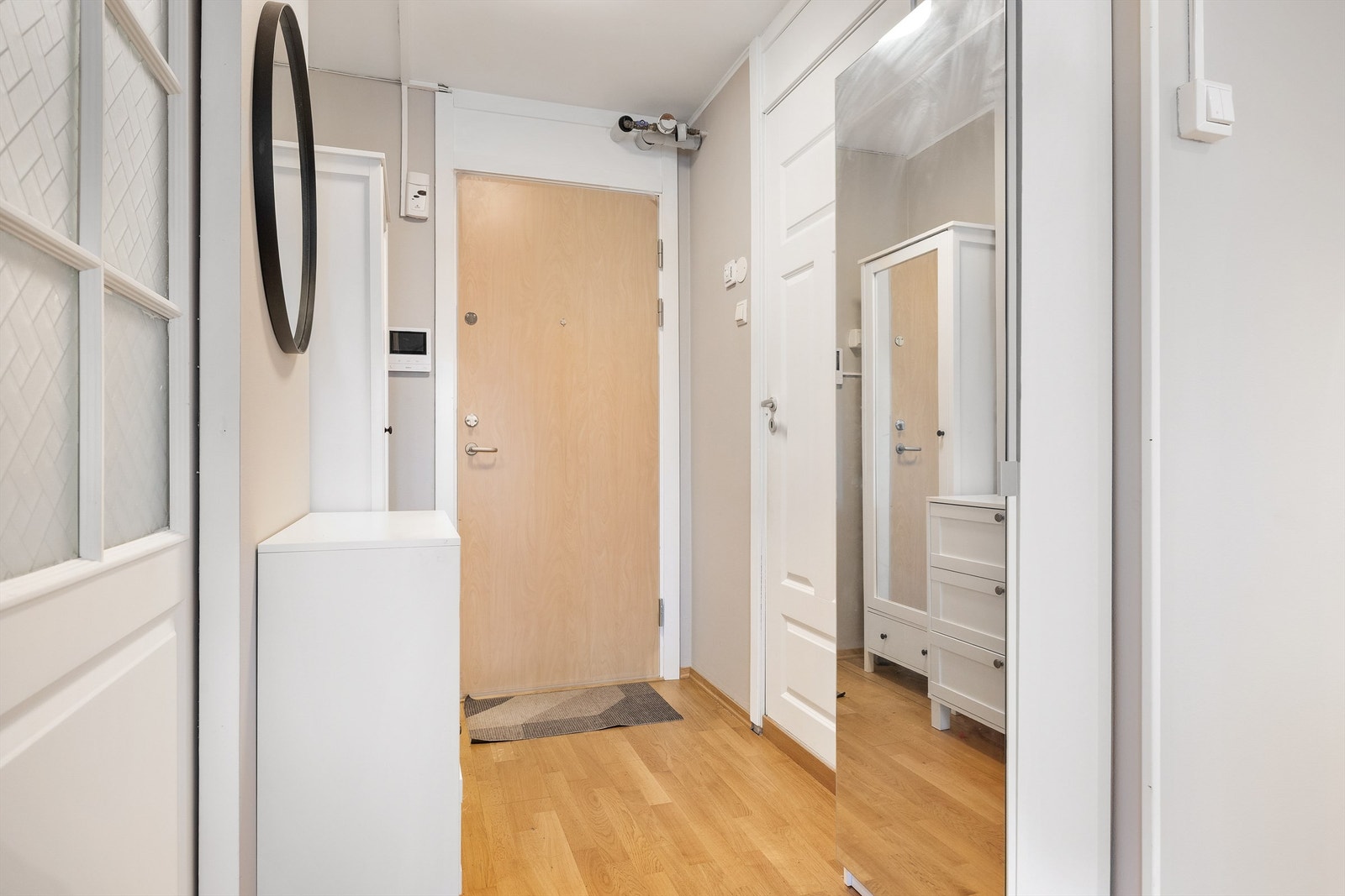 Entre med plass til diverse skap Galleribilde