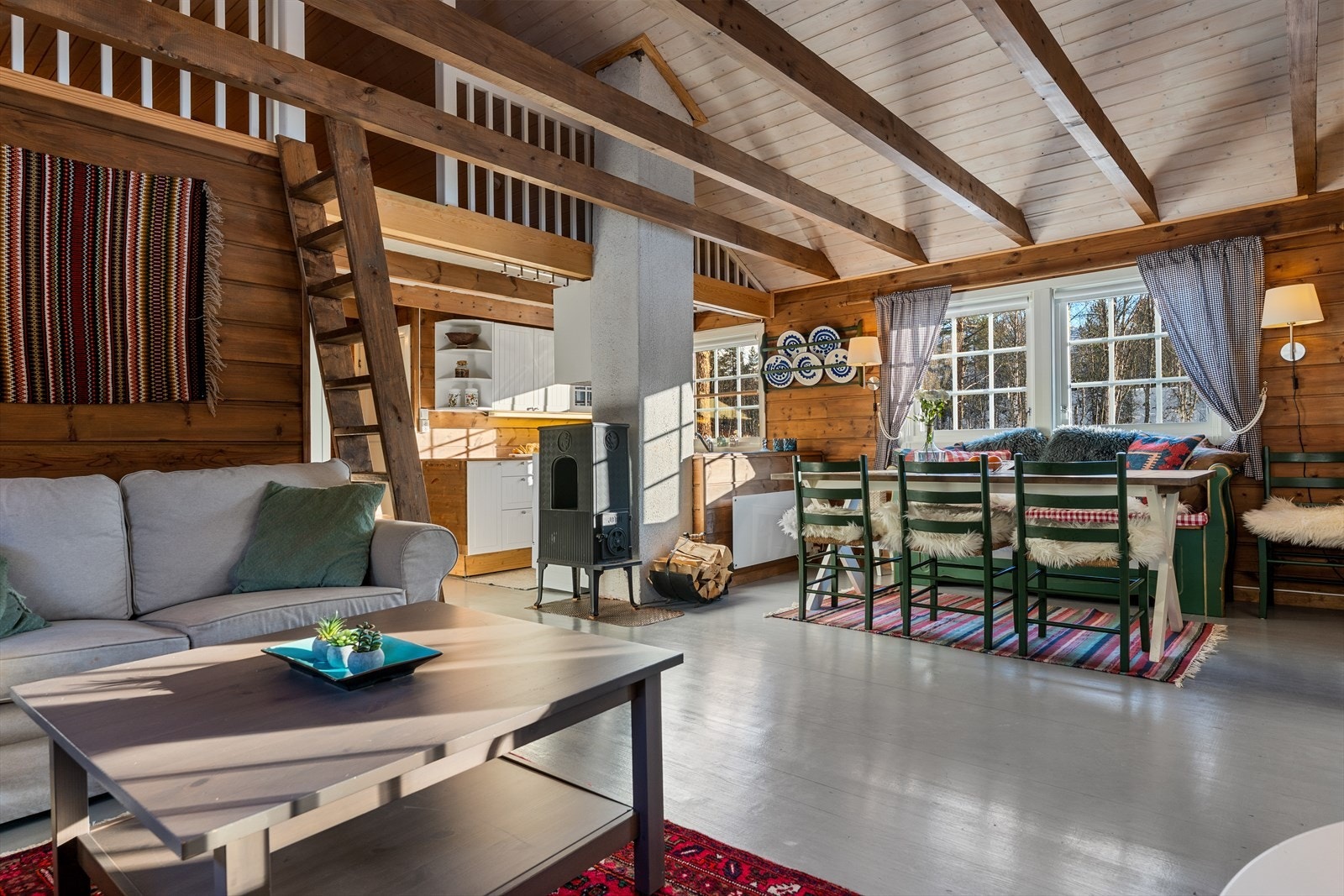 Stuen har god takhøyde, noe som gir en luftig og behagelig romfølelse Galleribilde