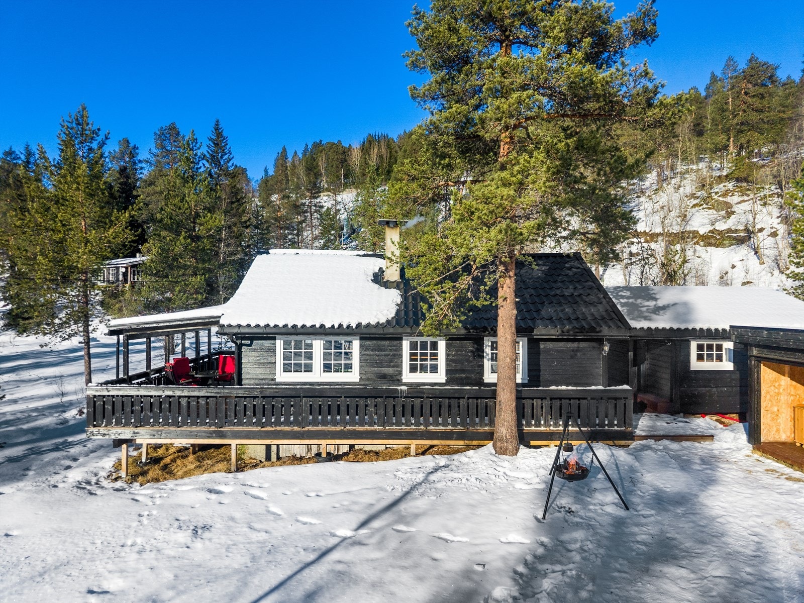 Du kan spenne på deg skiene rett fra hyttedøren og gå på tur. Det er preparert løype i flatt, fint terreng rett nedenfor Galleribilde