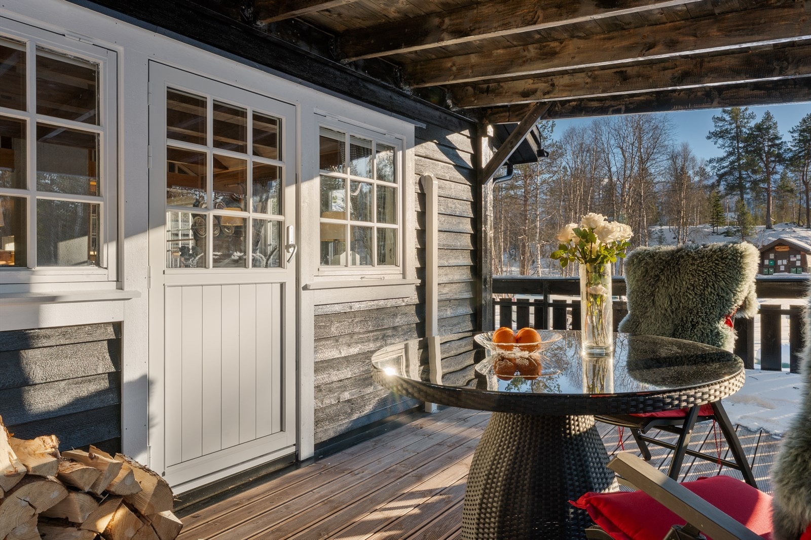 Fra stuen har du direkte utgang til en overbygd terrasse som kan brukes året rundt Galleribilde