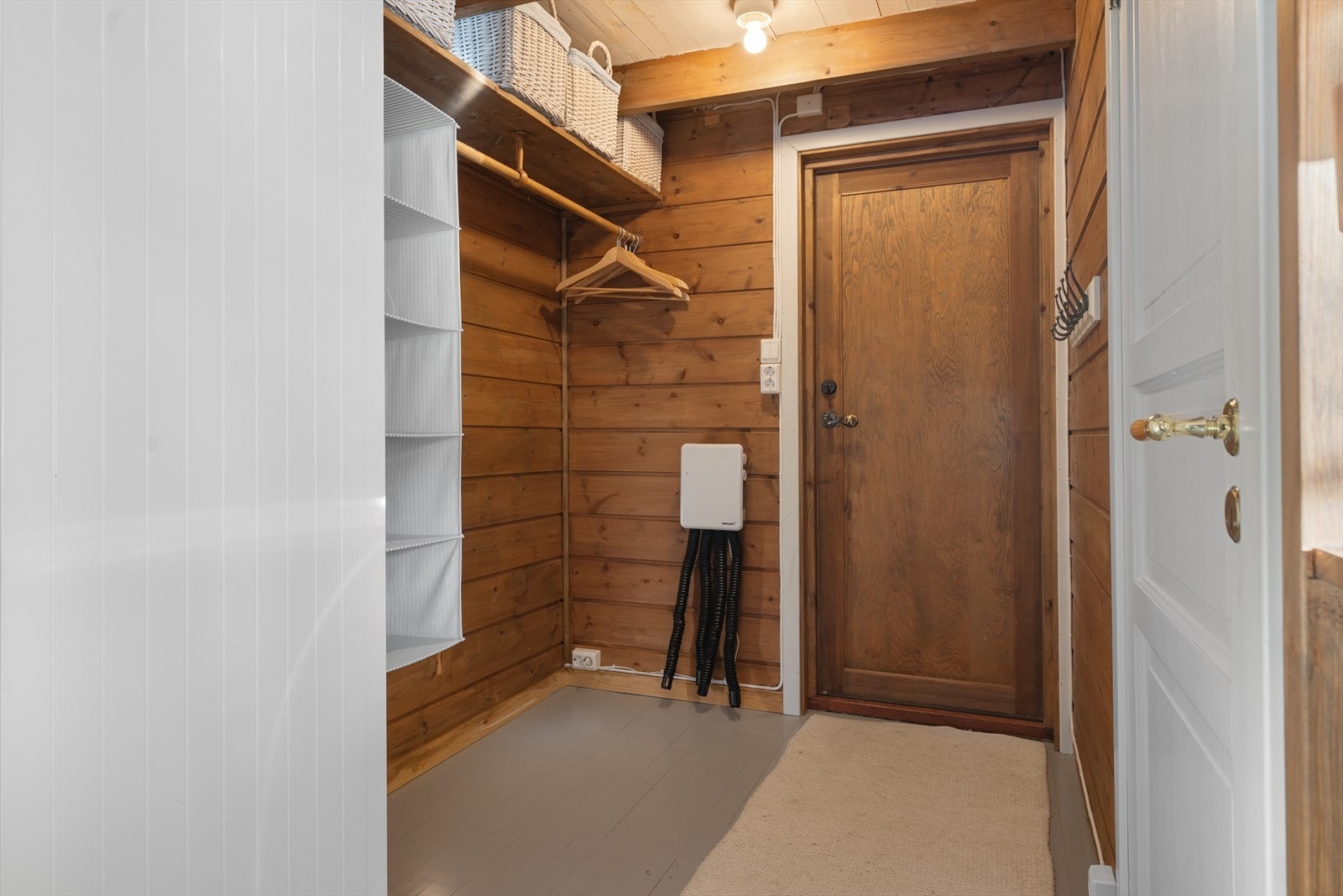 Du blir ønsket velkommen i en praktisk gang med god plass til oppheng av yttertøy Galleribilde