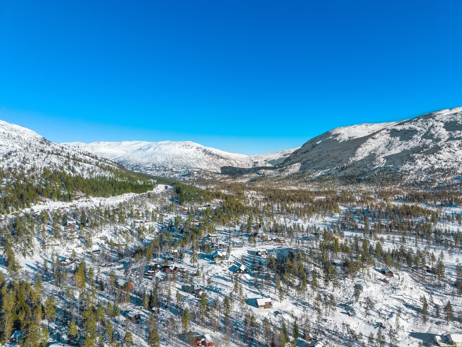 Det er et hav av ulike fjell å gå på, f.eks Grodjuvenuten, som er en nydelig tur med fint nedrenn Galleribilde
