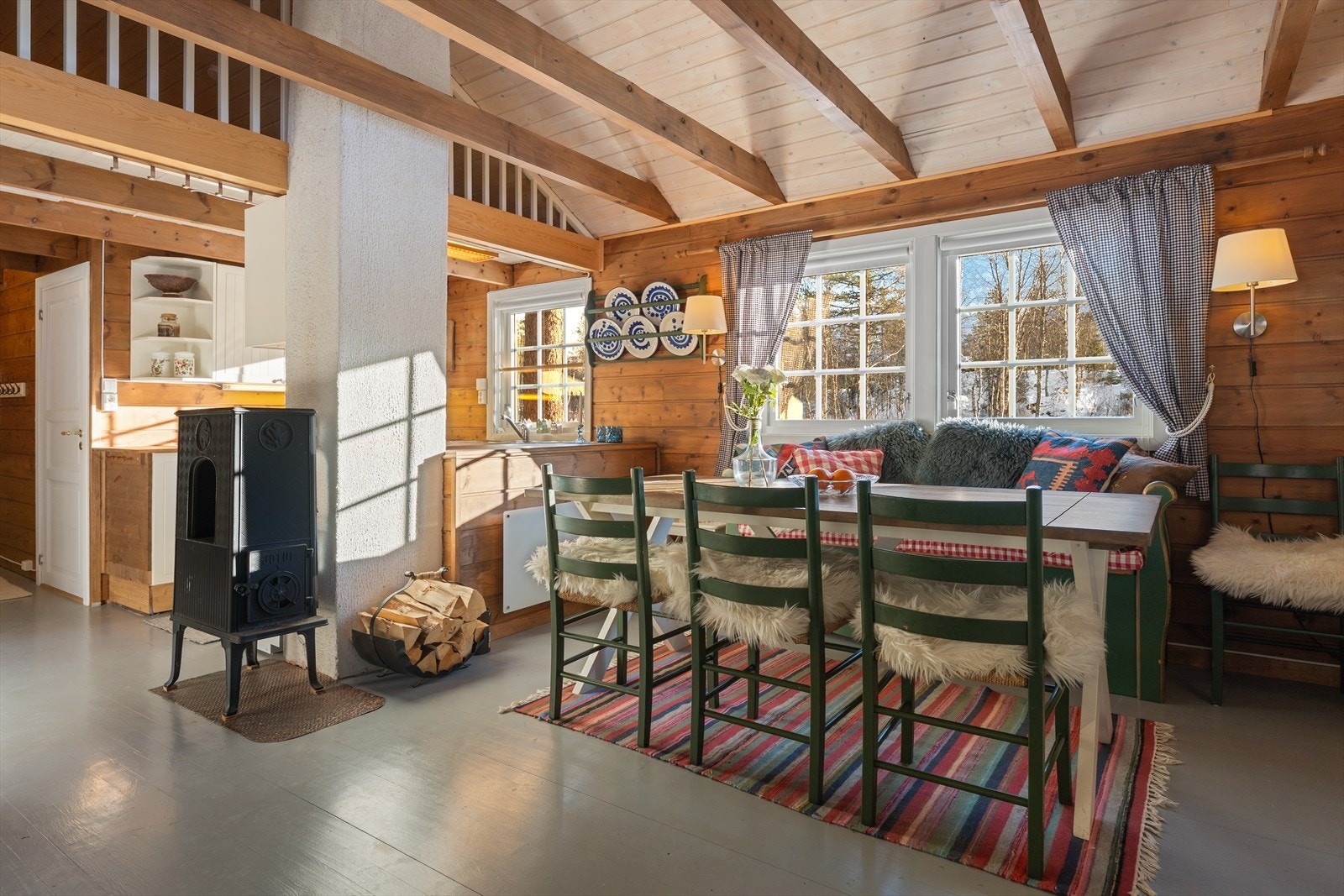 Den sjarmerende mursteinspipen skaper en varm og koselig atmosfære, spesielt på kalde vinterkvelder Galleribilde