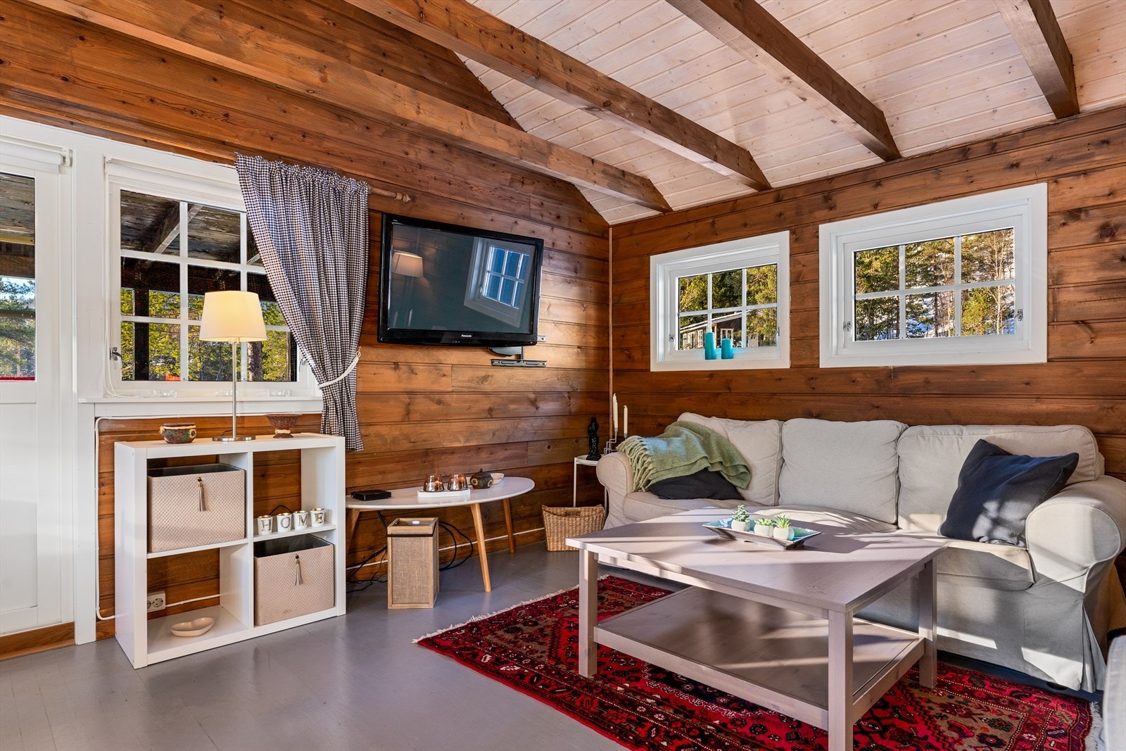 Rommet har naturlige møbleringssoner Galleribilde