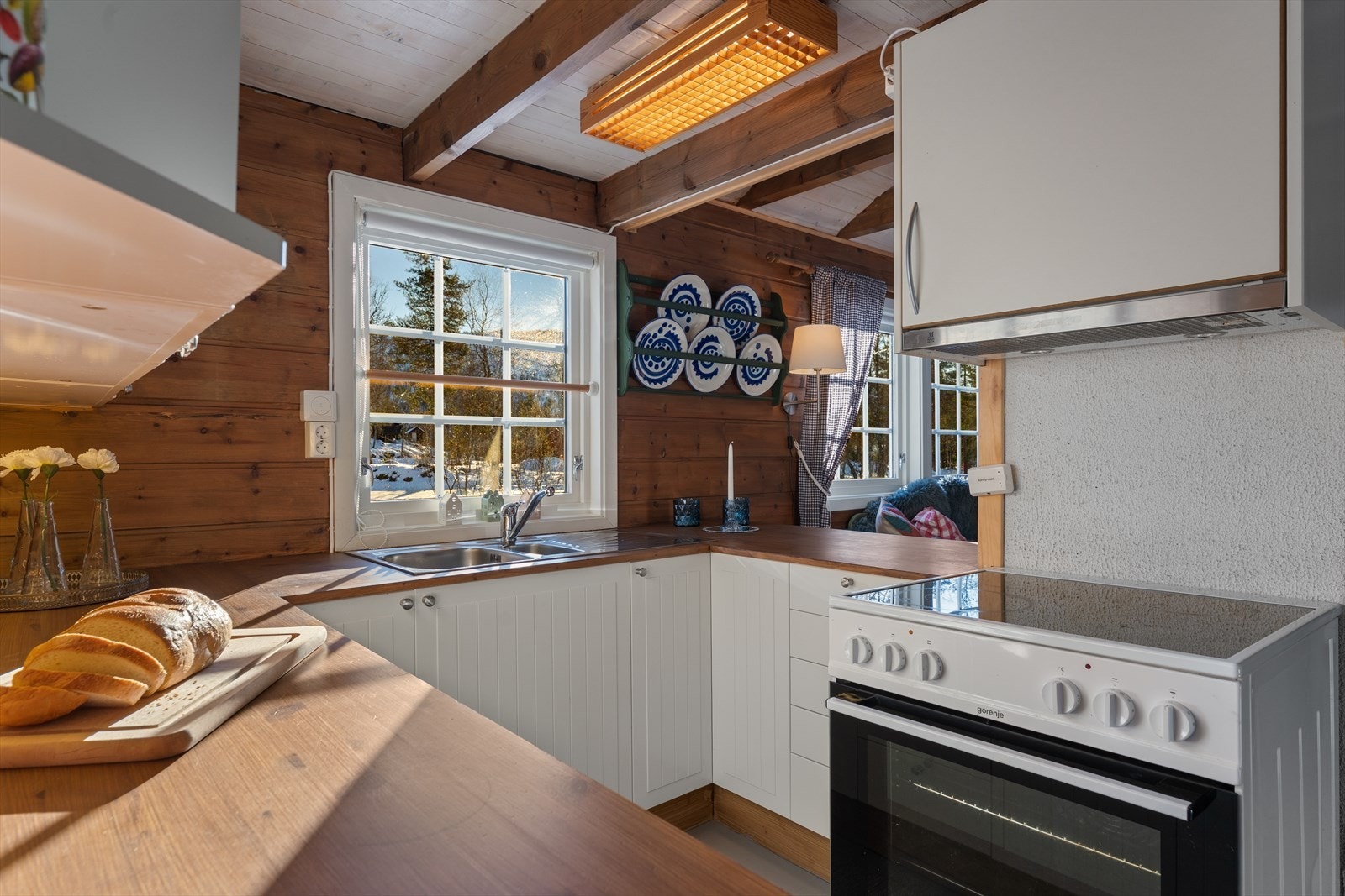 Her finner du både komfyr og kjøl/fryseskap - alt du trenger for en komfortabel hyttehverdag Galleribilde