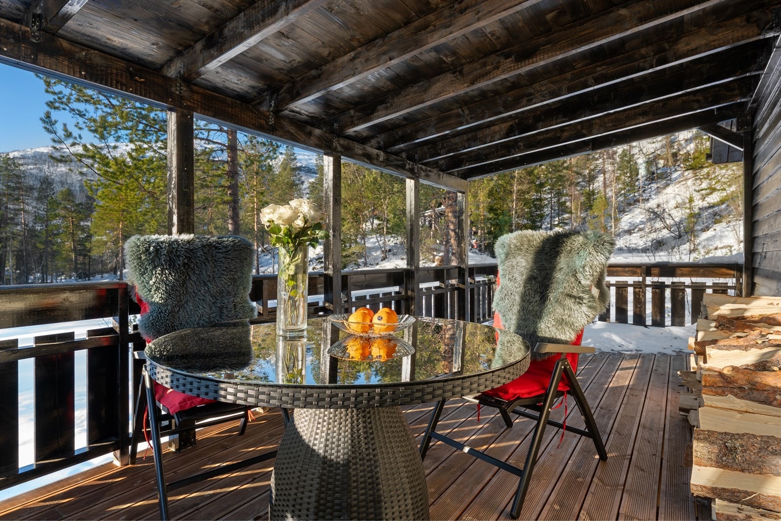 Her får du en romslig uteplass som gjør det enkelt å skape din egen hyggelige sone ute Galleribilde