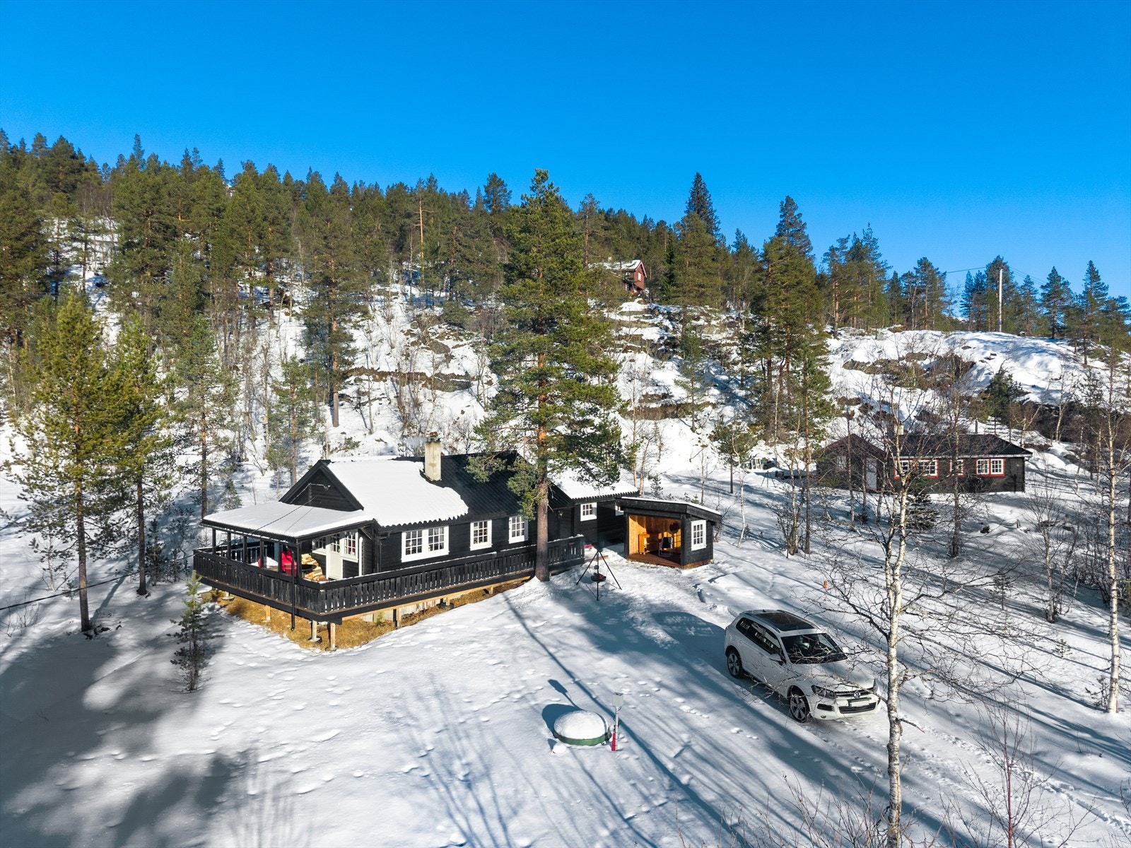 Det er biloppstillingsplasser på egen tomt Galleribilde