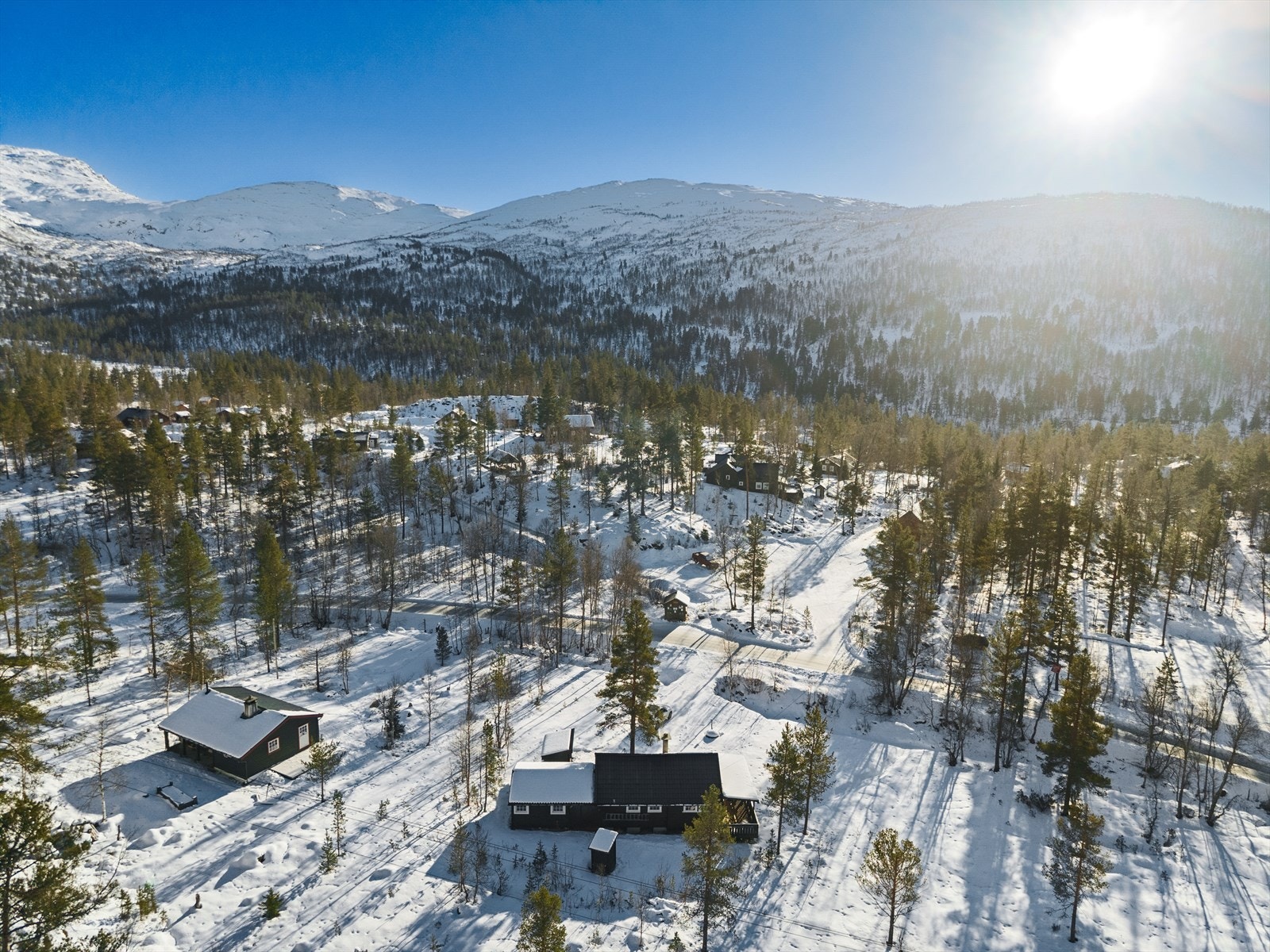 Svært snøsikkert område med fine topp- og rundturer ved fjellene innen gangavstand. Mange fine silke-nedkjøringer på de rette plassene Galleribilde