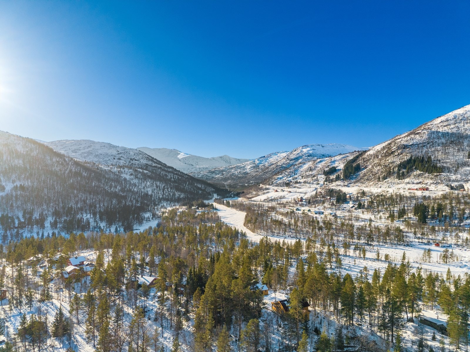 Du kan gå rett fra hytten, evt. ta toget til Upsete eller andre steder for en fin retur - både til fots og på ski Galleribilde