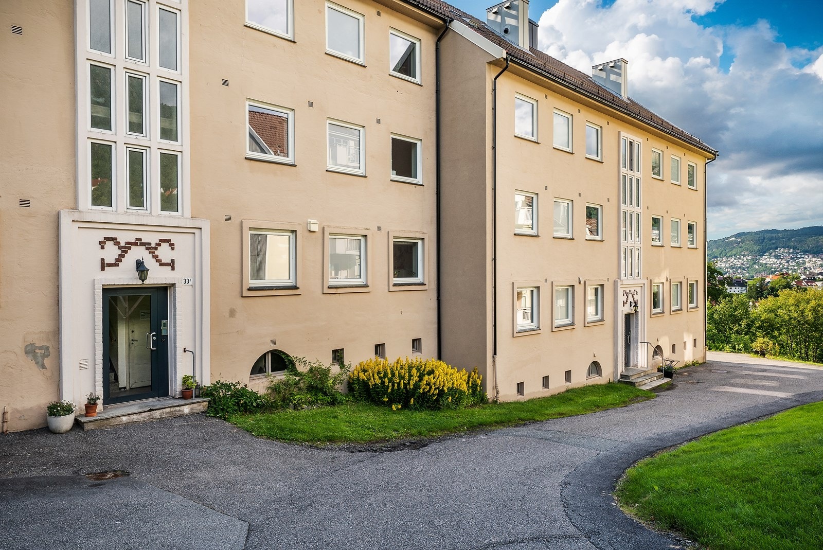 - I 2020 fikk borettslaget nye inngangsdører til oppgang, nytt låsesystem og nye dørklokker - Galleribilde