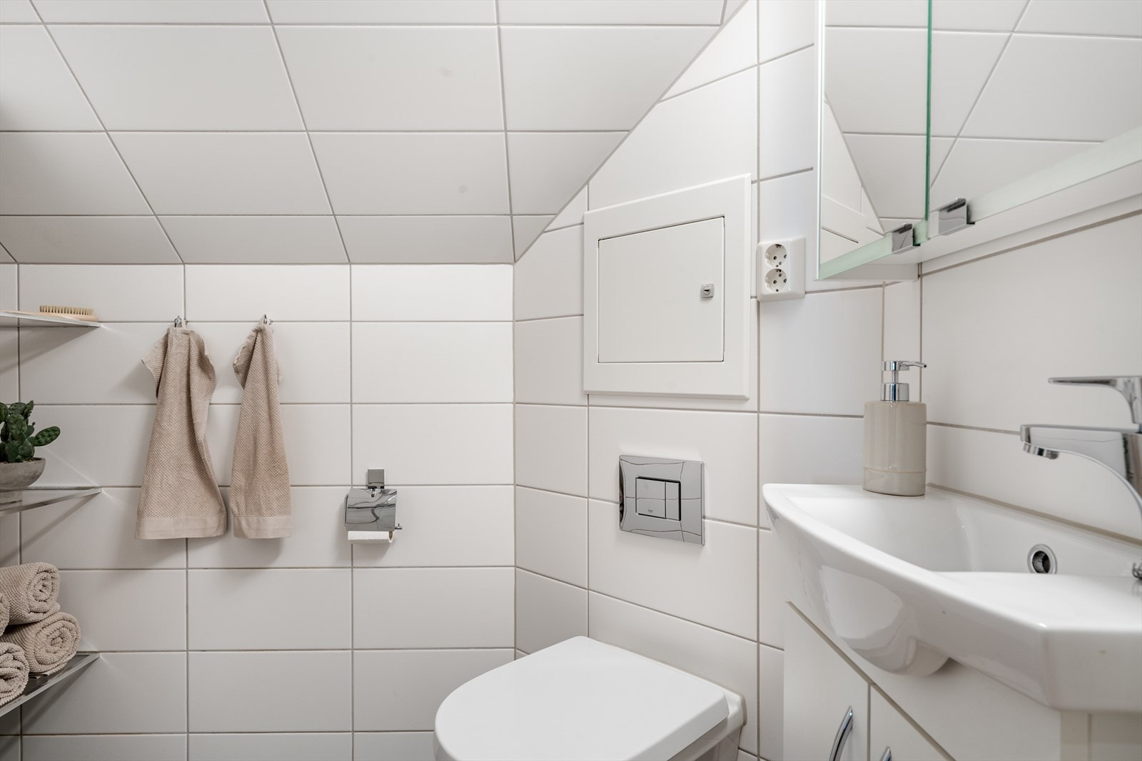 - Lyst helfliset bad med tidløst design - Galleribilde