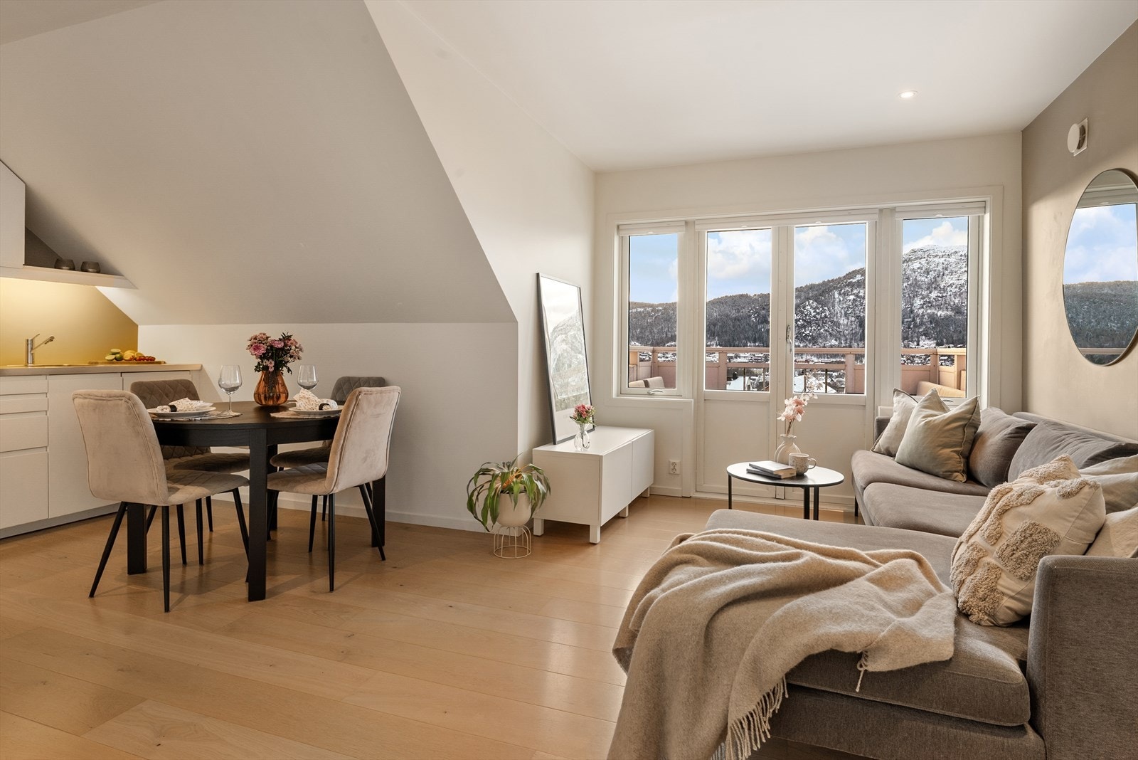 - Nordvik Bolig v/Tage Myklebust Sande har gleden av å presentere Nordahl Rolfsens vei 33A (Foto: Inge Jørpeland) - Galleribilde