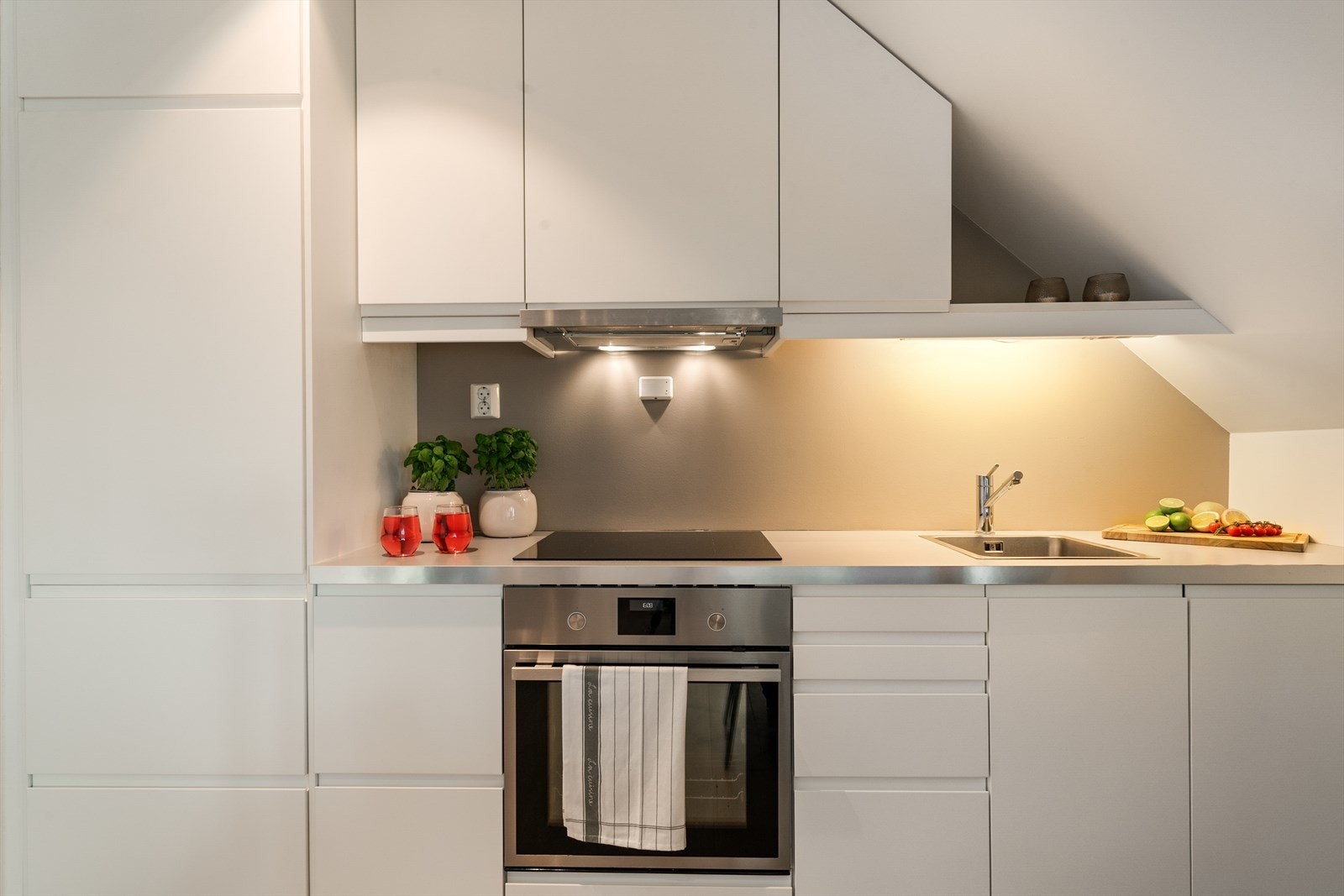 - Det er integrert induksjon platetopp, stekeovn, oppvaskmaskin og kjøleskap. Til glede for ny eier! - Galleribilde