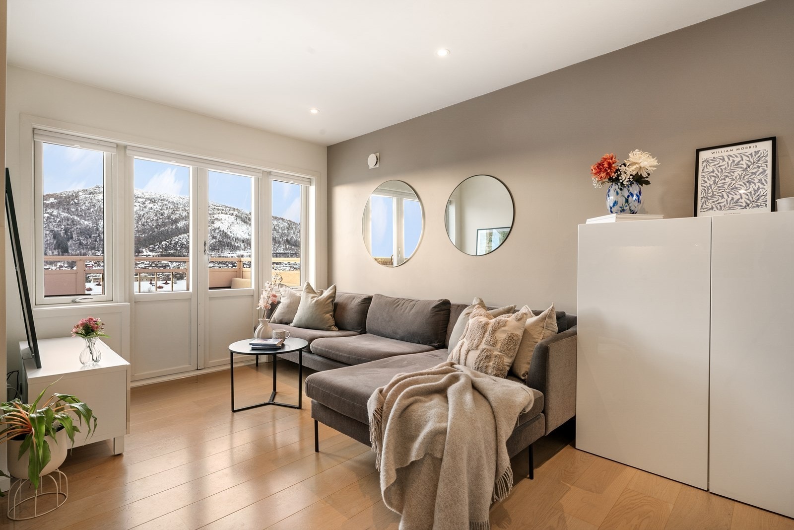 - Spotter i himling og store vindusflater sørger for godt lysinnslipp og en lys atmosfære - Galleribilde