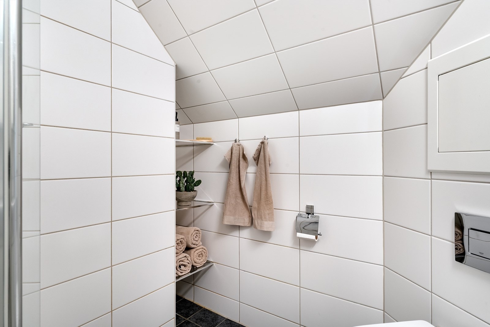 - Det ble montert ny dør inn til badet i 2026 - Galleribilde