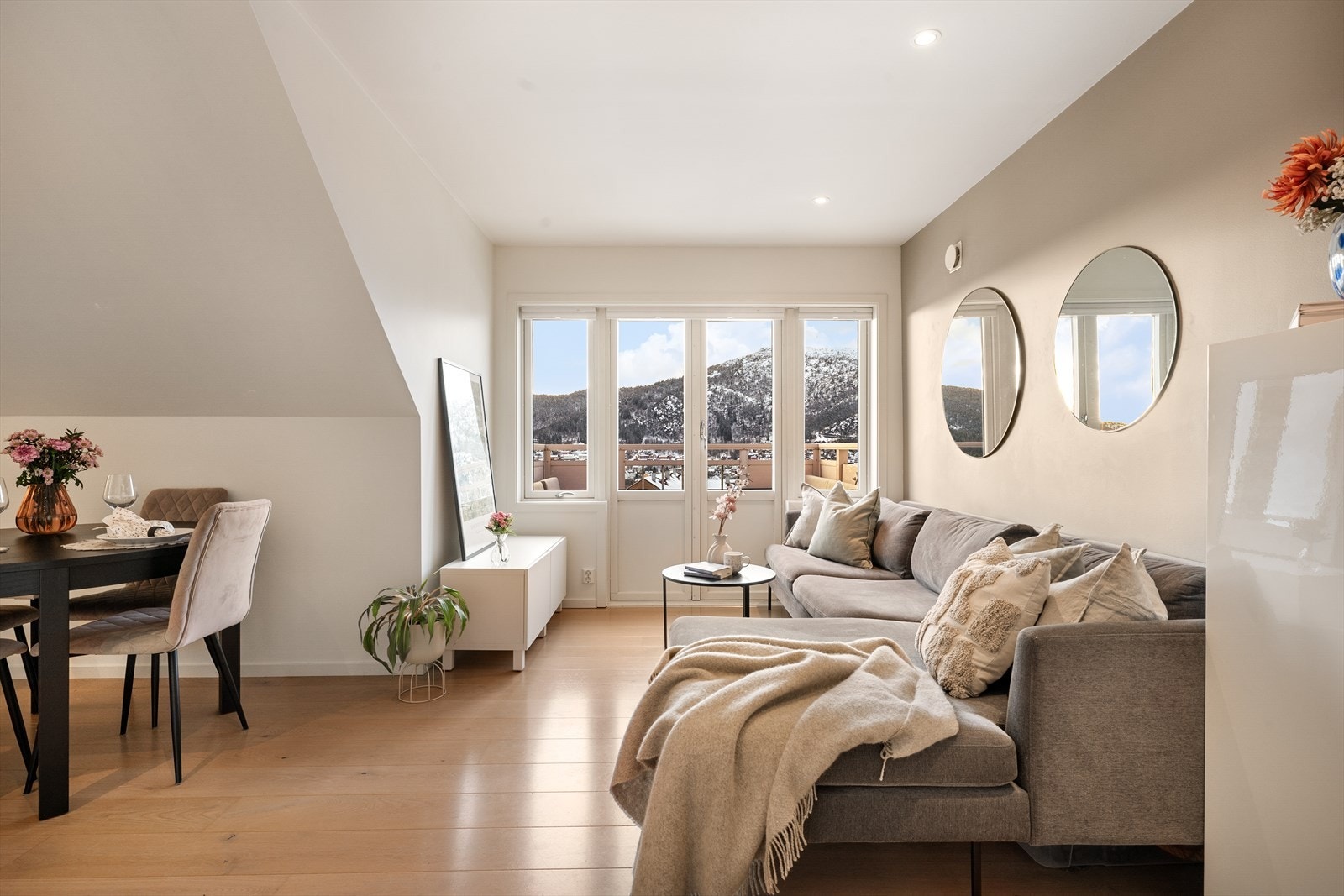 - Leiligheten har gjennomgående parkettgulv som skaper et helhetlig og gjennomtenkt inntrykk (med unntak av badet) - Galleribilde