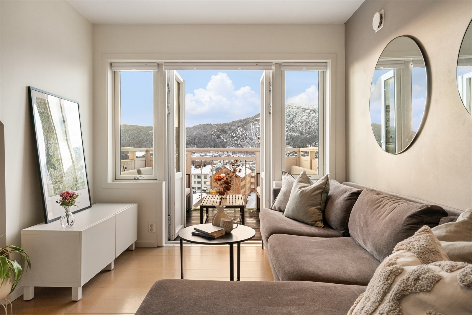 - Fra stuen er det direkte utgang til balkongen, som gjør den lett tilgjengelig - Galleribilde