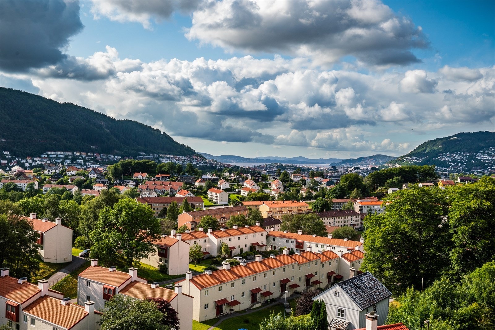 - Nyt fantastisk utsikt fra balkongen mot sentrum og byfjorden - Galleribilde