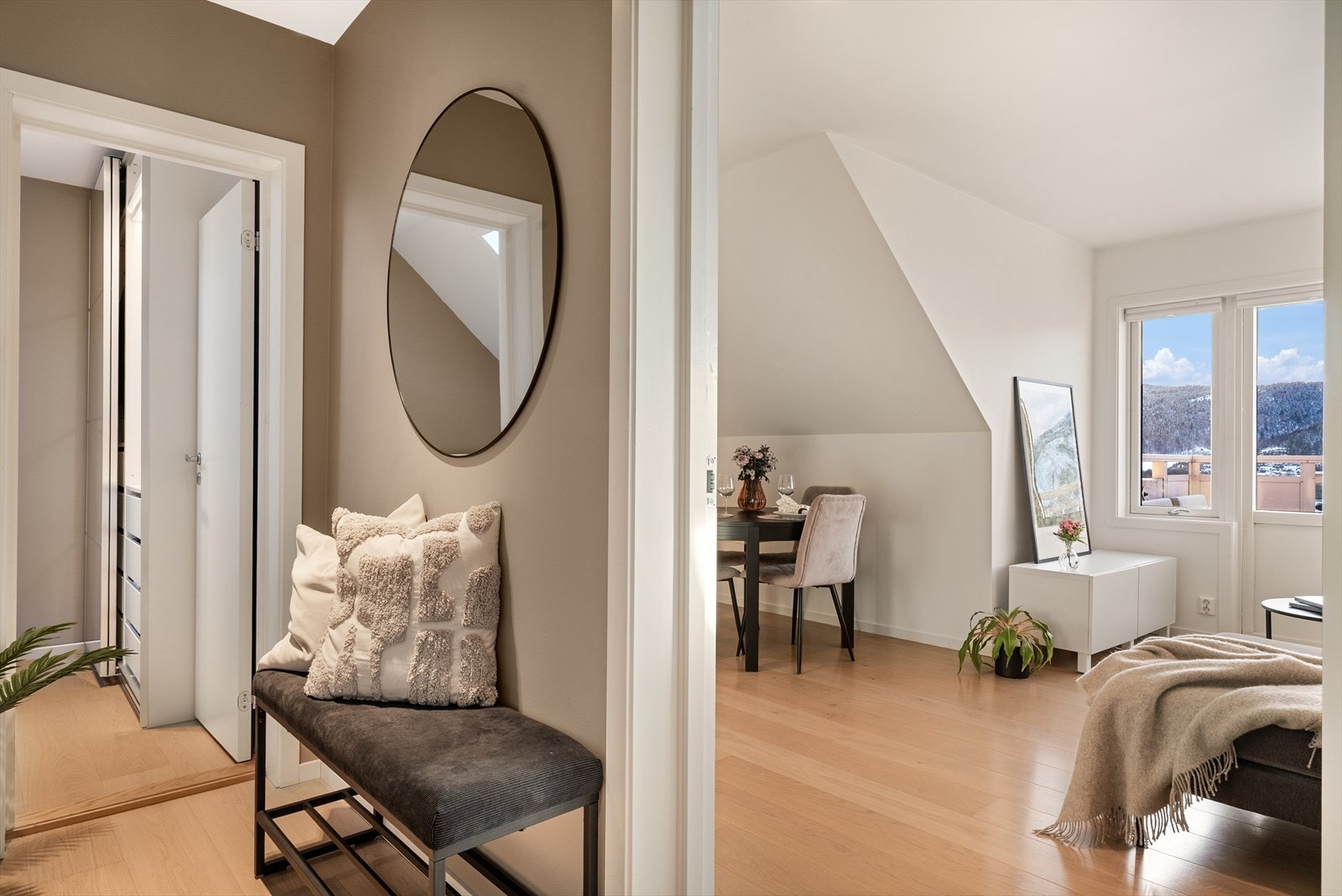 - Det ble installert nye plisségardiner på alle vinduer i 2024 - Galleribilde