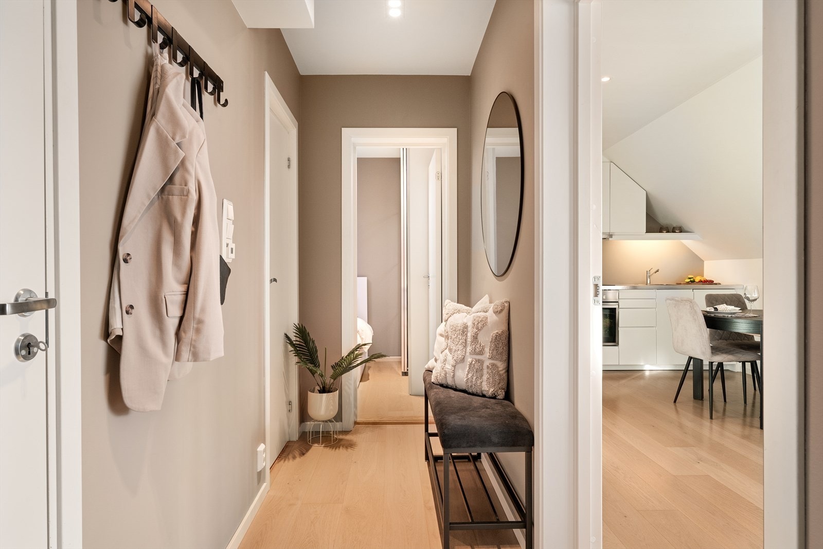 - Lekker entré på 3,4 m² som skaper et godt førsteinntrykk av boligen - Galleribilde