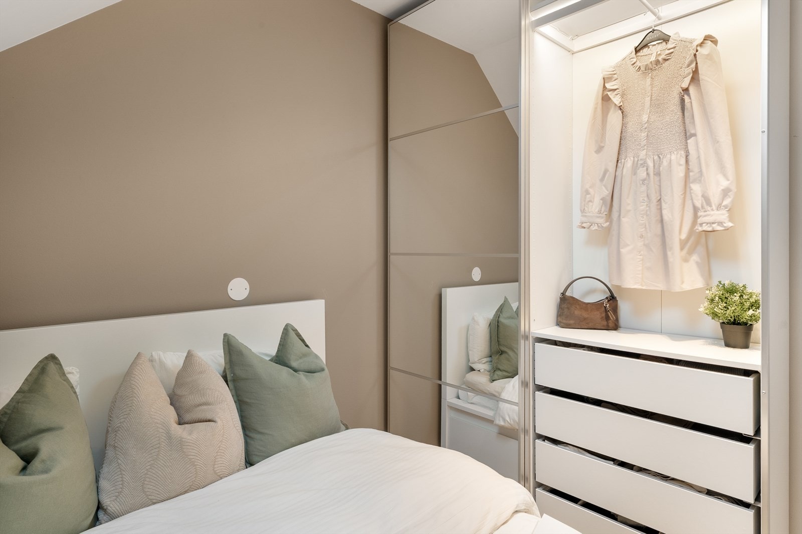 - Praktisk garderobeskap fra 2023 med god plass til klær og tilbehør - Galleribilde