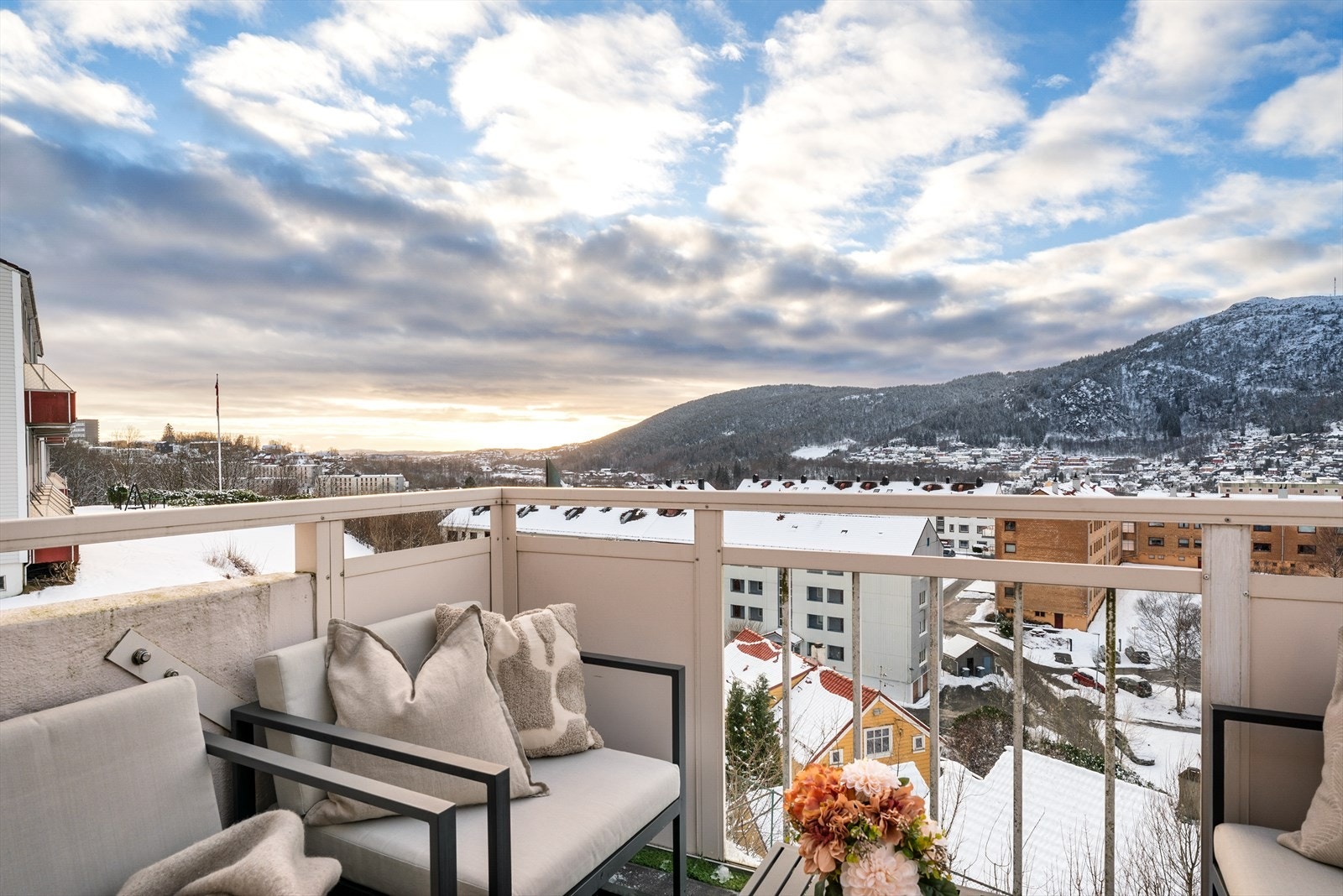 - Med snøkledde fjell er utsikten magisk - Galleribilde