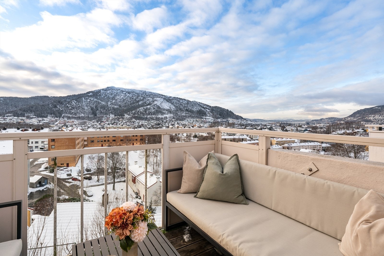 - Nye terassebord på balkongen fra 2025 - Galleribilde