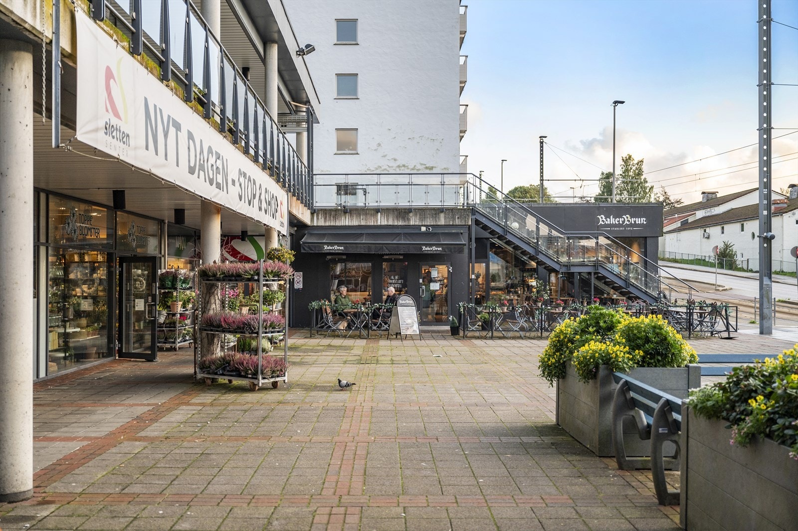 - På Sletten Senter finner du alt du skulle trenge i hverdagen, med butikker, spisesteder, apotek og Vinmonopol mm. - Galleribilde