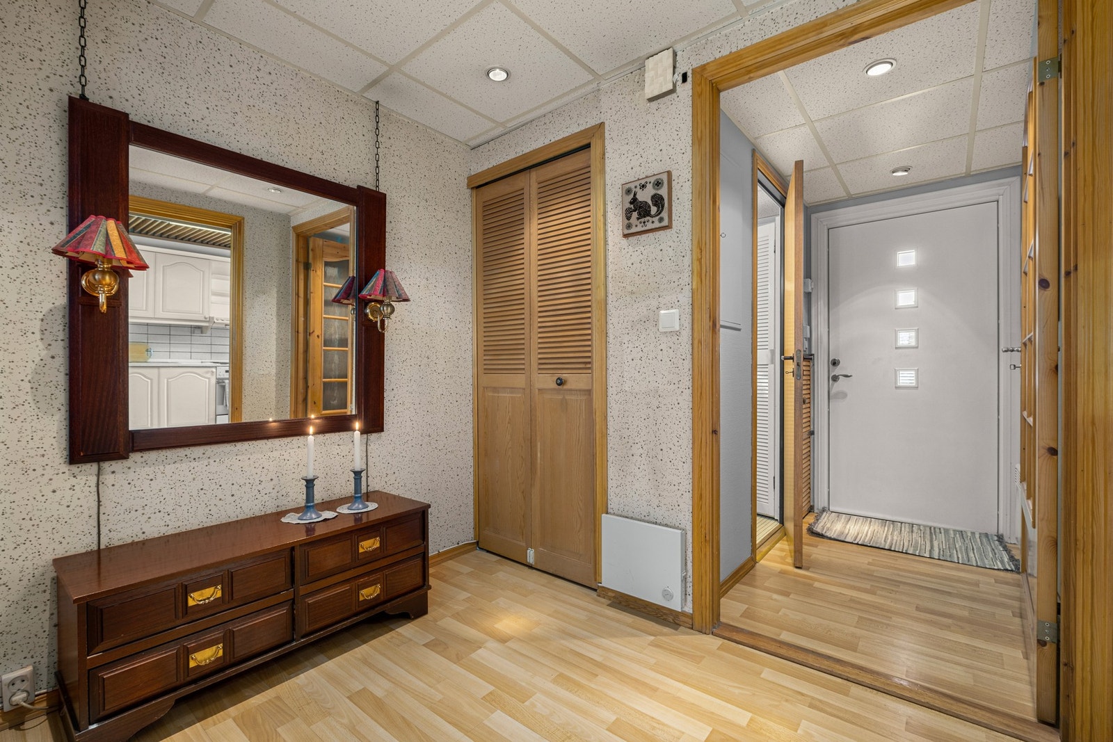 Romslig gang med rikelig med møbleringsmuligheter. Galleribilde