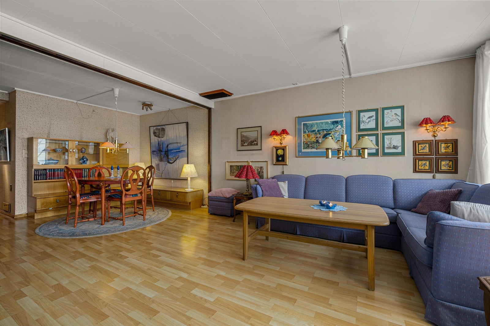 Stuen har en praktisk planløsning som gjør den enkel å møblere etter eget ønske. Galleribilde