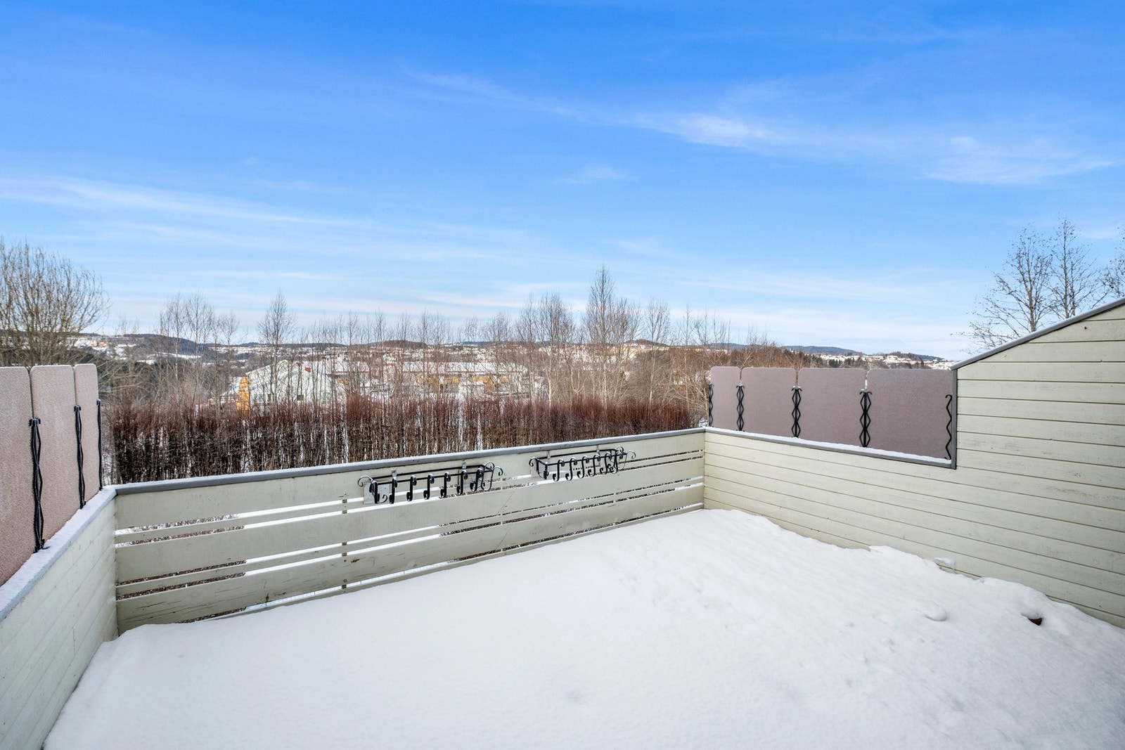 Terrassen måler 23 kvm som gir god plass til ønsket utemøblement og grill Galleribilde