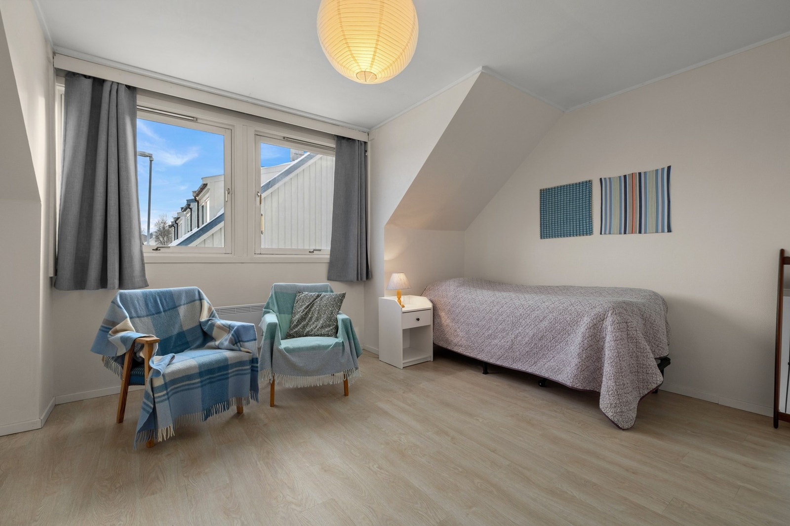 Boligens hovedsoverom måler inn på 16,5 kvm. Galleribilde